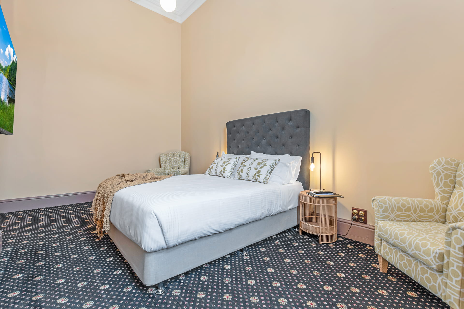 postmaster-bedroom
